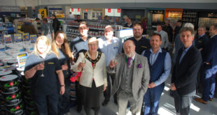 The Mayor of Lincoln joins Kent Blaxill to open Lincoln StoreRESIZEDD